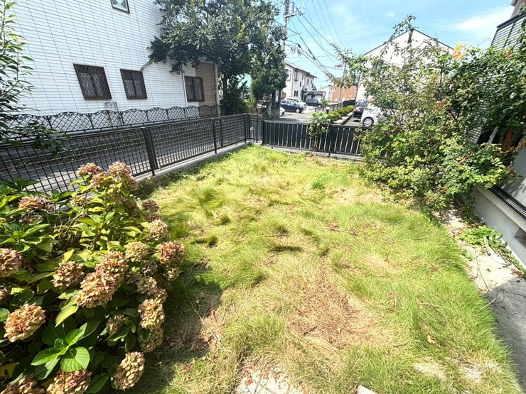 和室前南庭
広いお庭は使い方様々!!お子様のプレイスペースにすれば車の通りがないので安心です!週末にはお友達とBBQを楽しむこともできますね♪