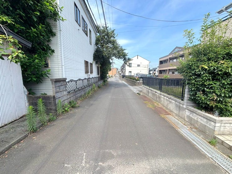交通量も多くないので駐車がしやすい環境です。