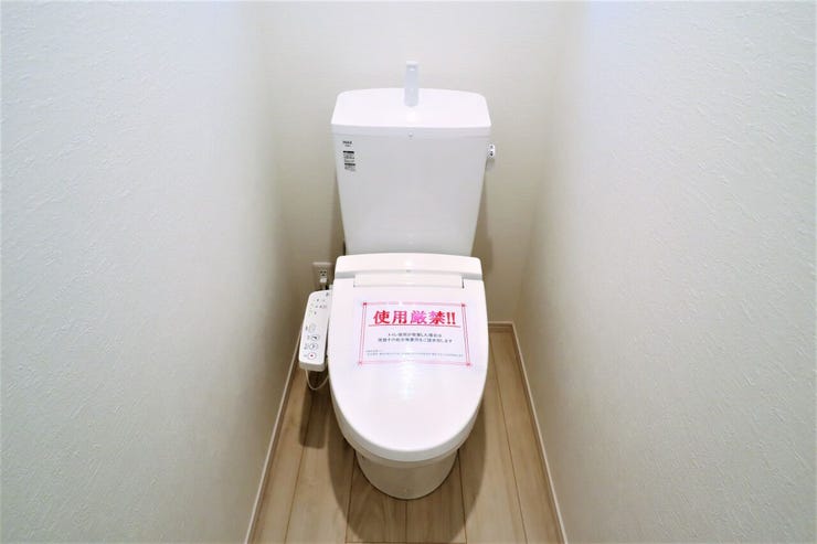 トイレ 同仕様
温水洗浄便座♪
寒い季節も快適です♪