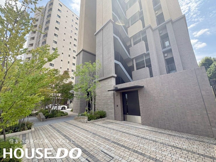 駐輪場入口。石畳の舗装が上質な雰囲気を醸し出します。