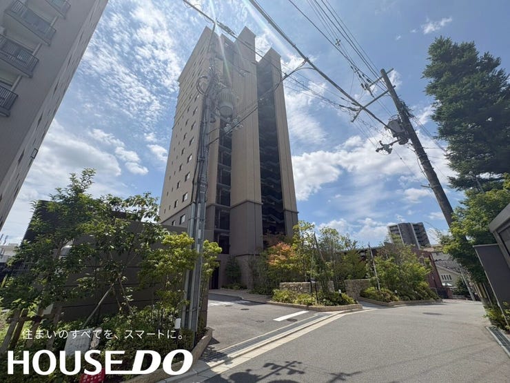 周辺の街並みに調和した高級感のある外観。