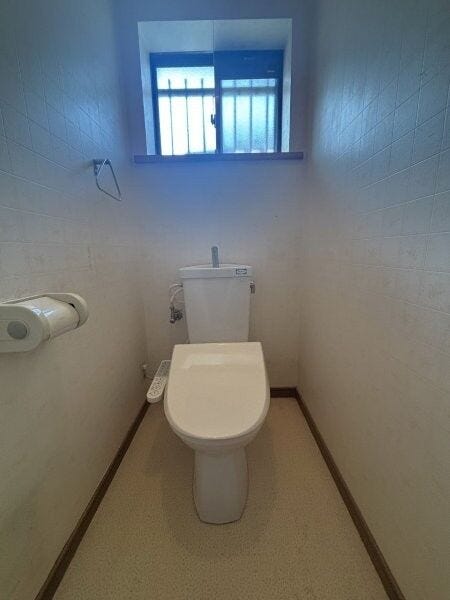 1階のトイレです!小窓があるので換気も十分にできますね。