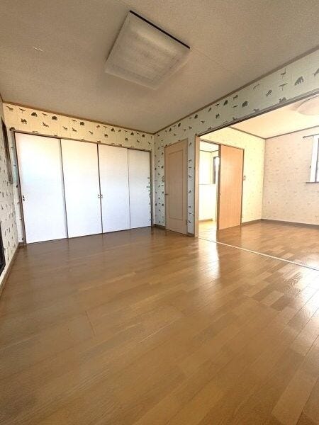 シンプルな洋室です。二間続きの洋室なので、扉を開けて広々使うこともできますね。