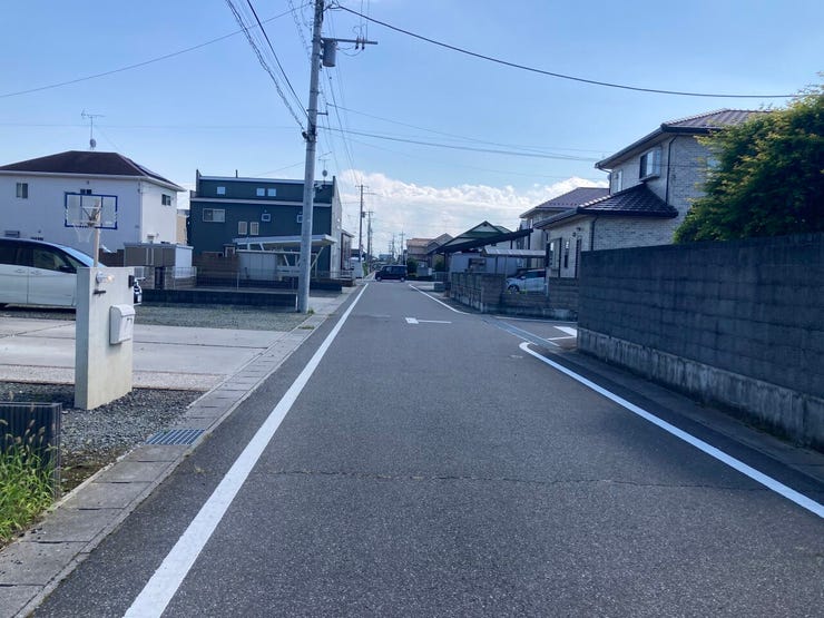 前面道路①
前面道路が広く、建物との間にもゆとりがあるため、開放感のある住環境が魅力です。見通しも良く、ゆったりとした街並みが広がります。