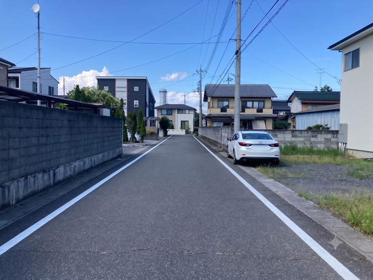 前面道路②
ゆとりある前面道路に面した、開放感あふれる住まい。駐車もスムーズで、毎日の暮らしにゆとりをプラスしてくれる住環境です。