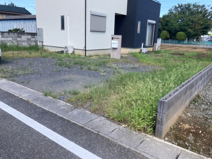 駐車スペース
3台駐車可能な広々カースペース(※車種による)。実際の広さや駐車のしやすさは、ぜひ現地でご確認ください。