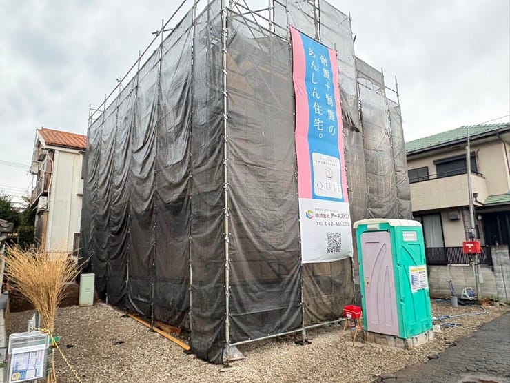 【外観】
着々と工事が進む丁寧な施工中の現地外観です。完成した美しい住まいで新しい暮らしをスタートさせる期待感が膨らみますね。