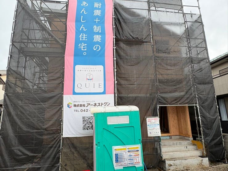 耐震と制震にこだわった施工が進む建築中の現地外観です。安心の住まいが形作られていく工程を眺めながら、新しい暮らしへの期待感が膨らみます。