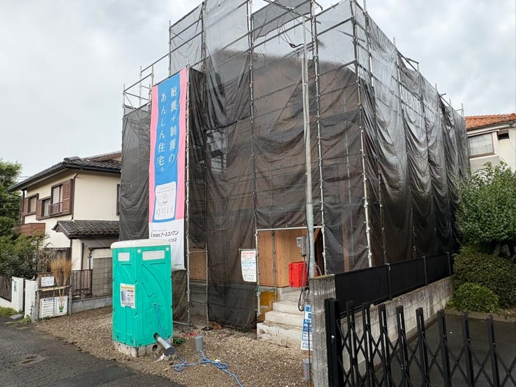 足場と養生シートに包まれた工事中の外観風景が広がっています。丁寧にカタチ作られていくお家の完成を、ご家族みんなで心待ちにする時間も楽しめますね。