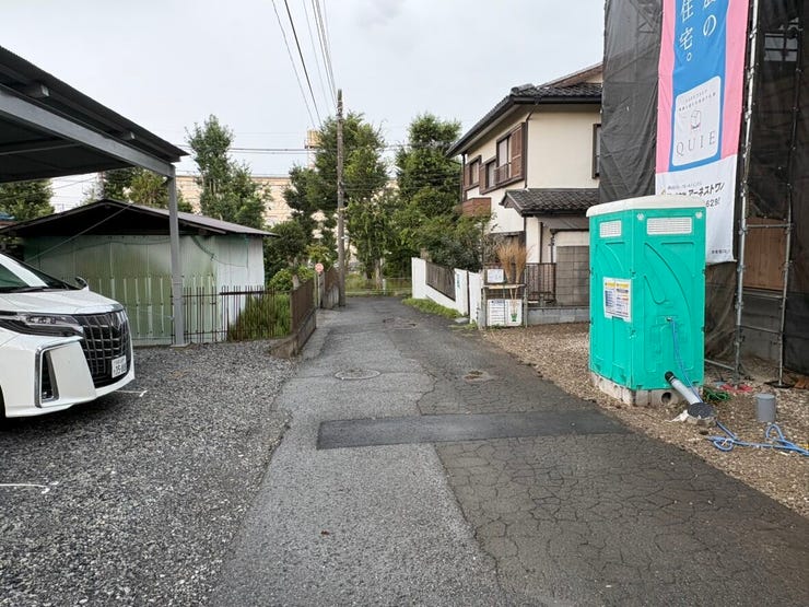 開放感のある前面道路は、車同士のすれ違いもしやすく見通しが良好です。お車の出し入れや毎日の歩行もスムーズに行え、安心感を抱きながら穏やかな気持ちでお出かけできます。