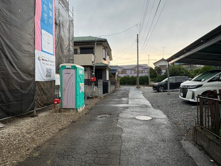 見通しの良さが確保されたゆとりある幅員の前面道路です。お車の移動や日々の通行がしやすく、周辺環境も落ち着いているため、心地よい住まいでの穏やかな暮らしを叶えます。