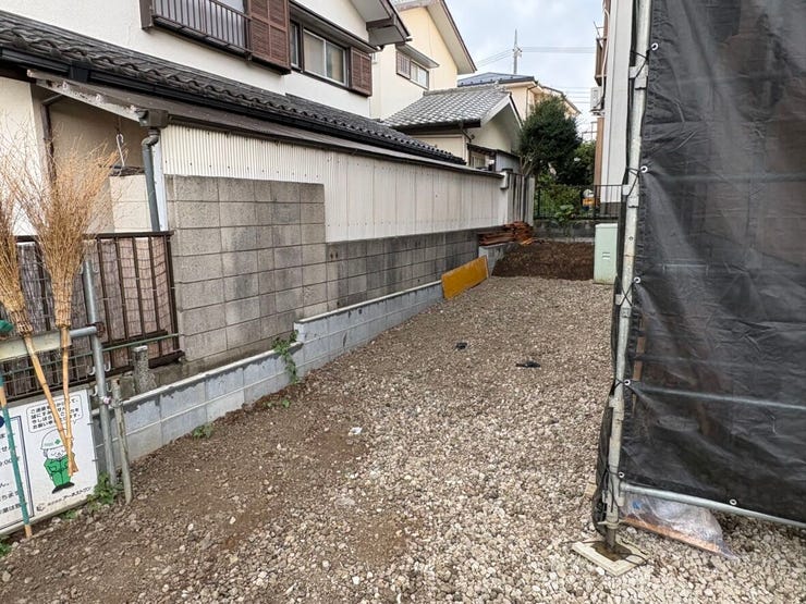 すっきりと見通しの利く前面道路は、お車の出し入れや車の動きもスムーズです。周辺は静かな住宅街が広がり、日々の暮らしを心穏やかに心地よくお楽しみいただけます。