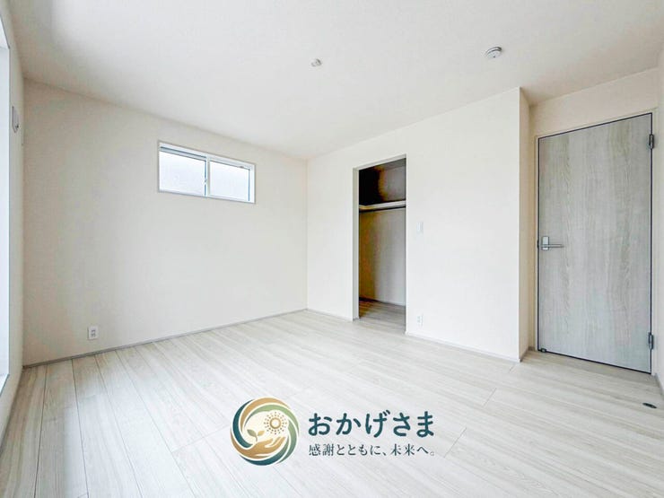 【洋室】
飽きのこないシンプルな洋室。寝室や子供部屋、書斎など、ライフスタイルに合わせて活用できます。