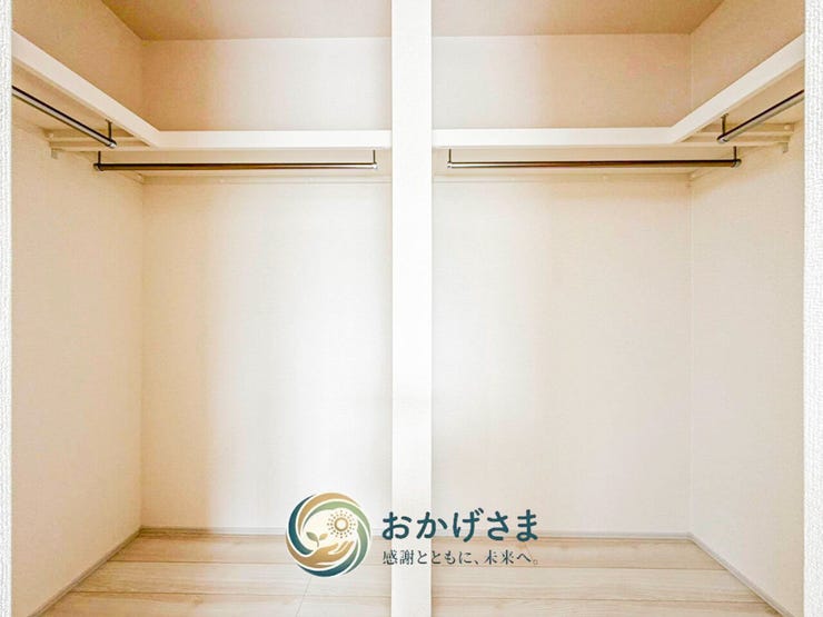 【収納】
布団も収納できる大容量の中段付きクローゼット。天棚は季節外のアイテム置き場に便利です。