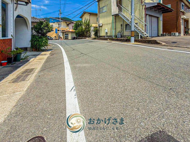 【前面道路】
幅員にゆとりがある前面道路。車通りが少なく、小さなお子様がいるご家庭も安心です。