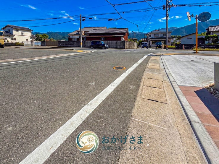【前面道路】
前面道路は車通りが少なく、小さなお子様がいるご家庭も安心。静かな住環境が魅力です。