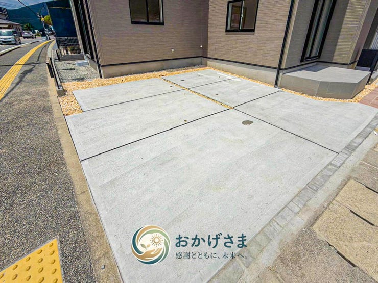 【カースペース】
広々とした土間コンクリートのカースペース。複数台の駐車が可能で、来客時にも便利です。