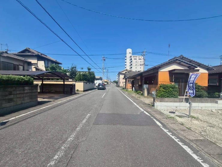 前面道路です。
2026年7月現在建築中。2027年1月完成予定。
同施工会社の完成物件にて内覧可能です!
