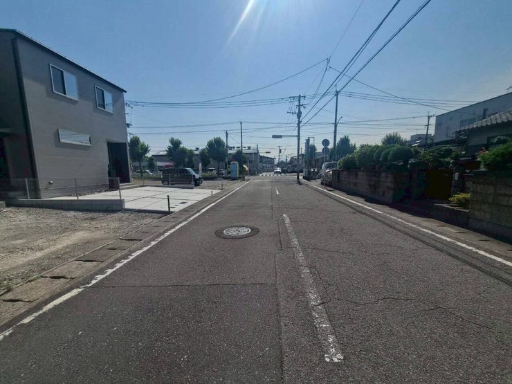 前面道路です。
2026年7月現在建築中。2027年1月完成予定。
同施工会社の完成物件にて内覧可能です!