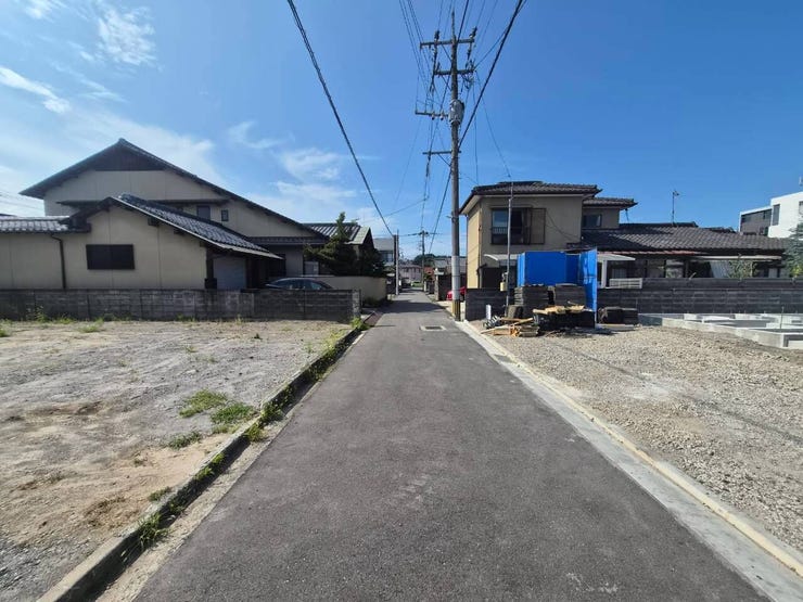 前面道路です。
2026年7月現在建築中。2027年1月完成予定。
同施工会社の完成物件で内覧可能です。
