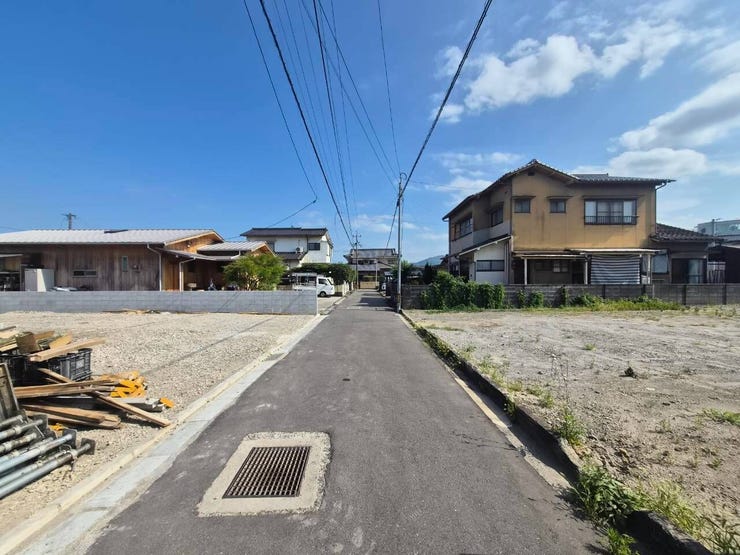 前面道路です。
2026年7月現在建築中。2027年1月完成予定。
同施工会社の完成物件で内覧可能です。