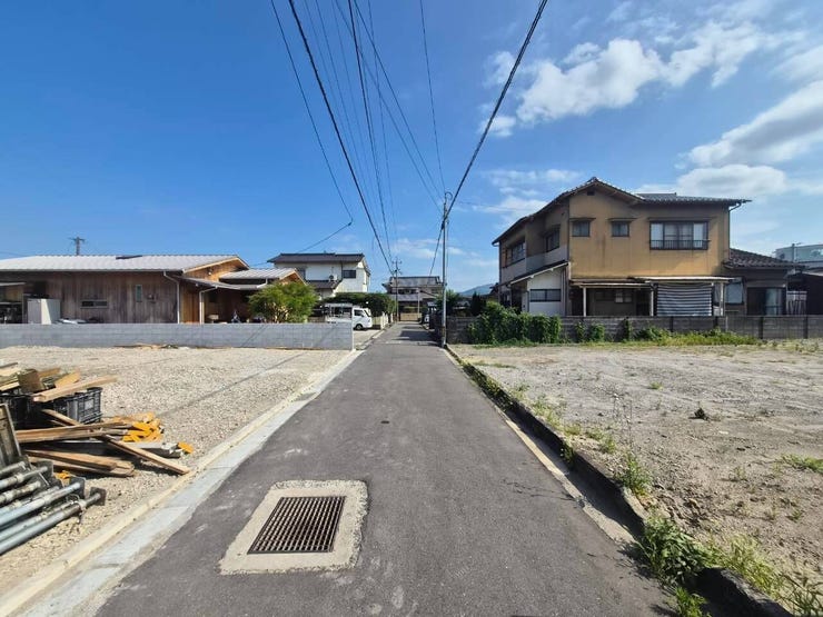 前面道路です。
2026年7月現在建築中。2027年1月完成予定。
同施工会社の完成物件で内覧可能です。