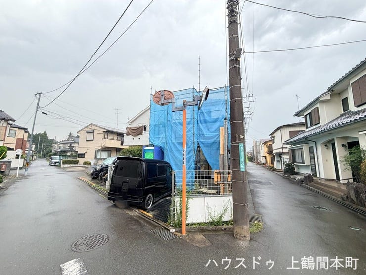 車通りが比較的落ち着いた道路で、穏やかな暮らしを演出。