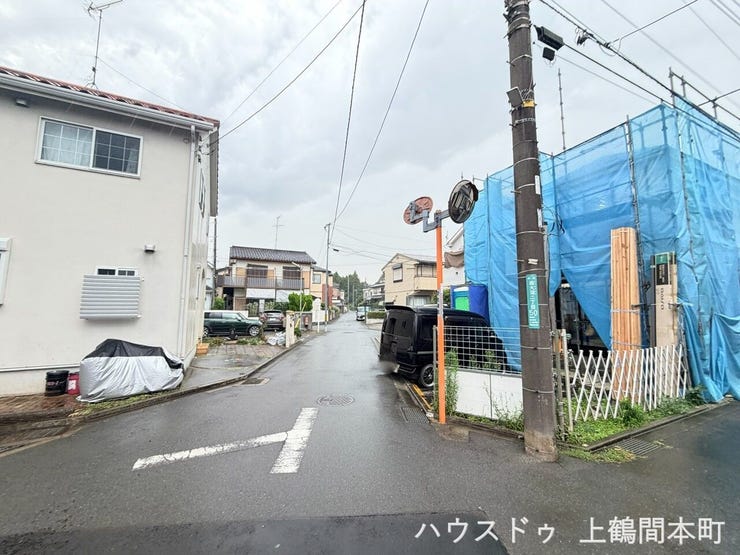 前面道路が整備されており、お車の出し入れもスムーズに行えます。