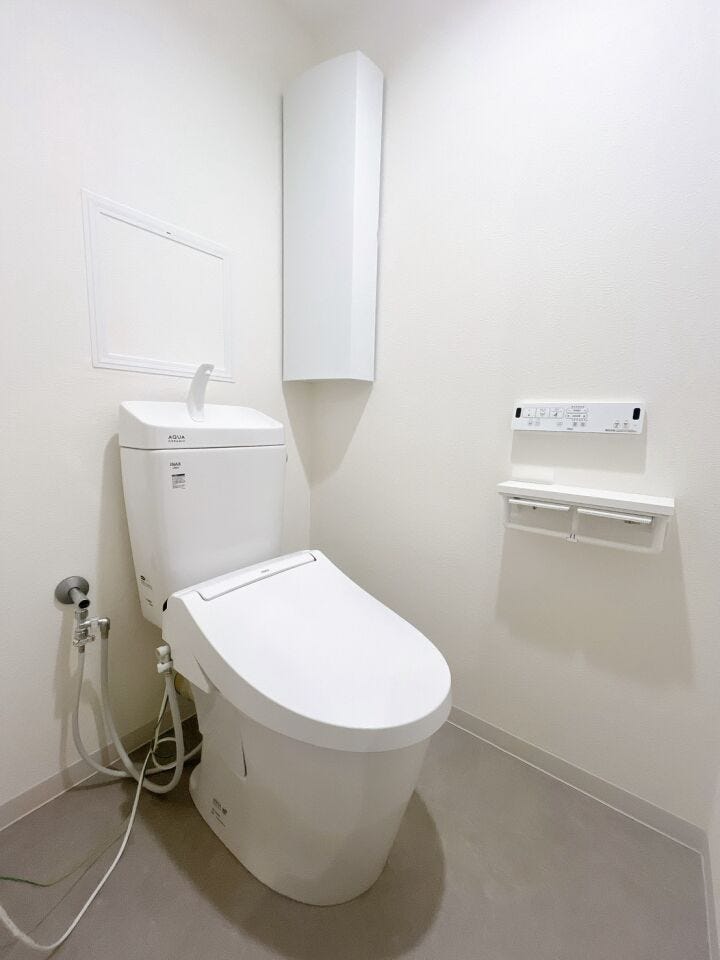 【トイレ収納】
収納があることでトイレットペーパーのストックや掃除用具、芳香剤などをすっきり整理できます!
見た目も清潔で使いやすく、衛生面が気になる場でも毎日気持ちよく過ごせる快適な空間に♪