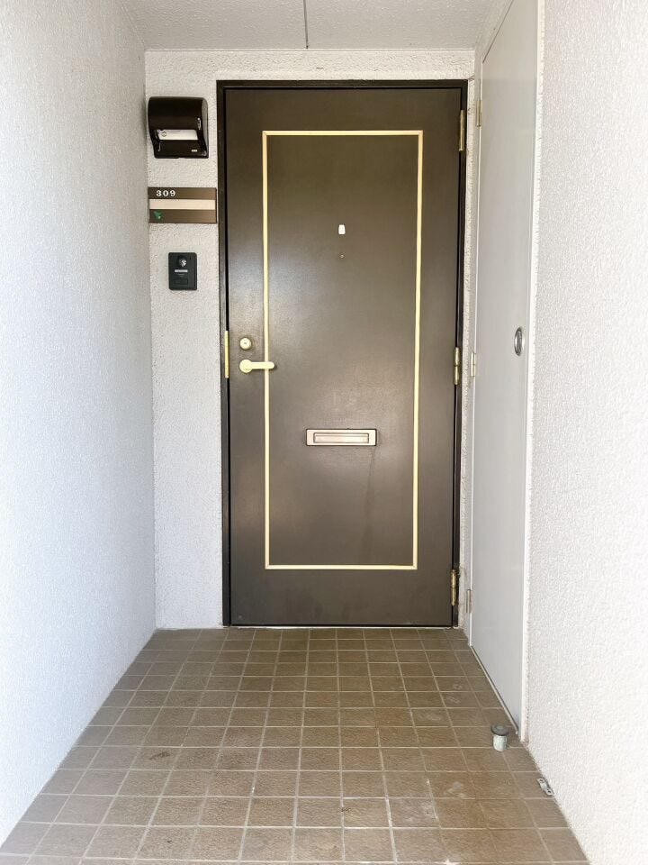 【玄関】
玄関が内に入っているため、廊下から目立ちづらく開閉時のプライバシー保護や、防犯面でも役に立ちます♪
モニター付きのインターホンもあるため、来訪者の顔を確認してから対応できて安心です♪