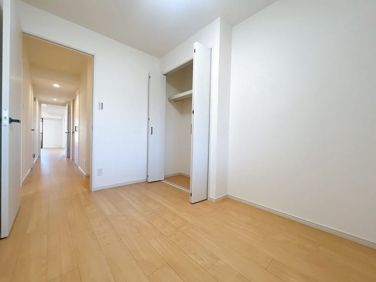 【洋室】
広々としたお部屋は家具の配置やインテリアデザインがしやすく、自分好みの居心地の良い空間を作れます♪
ソファやテレビ台を設置して家族や友人とくつろげるセカンドリビングスペースにもなります!