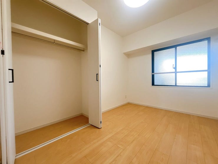 【全室収納付き】
全ての部屋に収納が備わっているため、家族ごとに持ち物を分けて整理しやすく、生活空間をすっきり保てます!
日々の片付けがしやすく、暮らしのリズムが整いやすい嬉しいポイントです♪