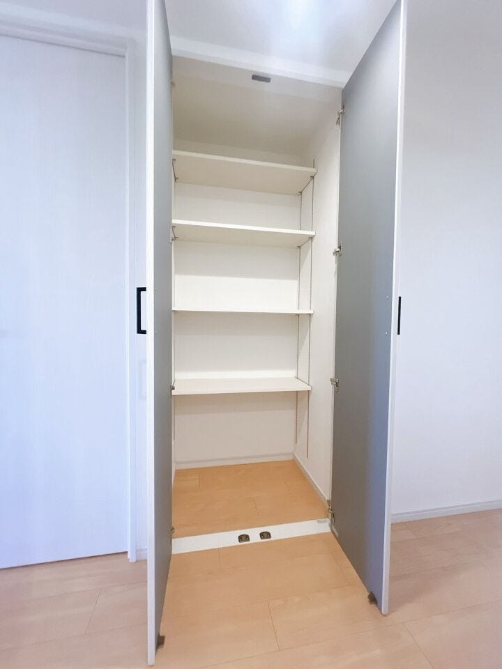 【収納】
扉付きのクローゼットは中身をしっかり隠せるため、生活感を抑えお部屋全体をすっきりと見せることができ、急な来客時にも安心です♪
さらに棚付きの収納があることで、細かな物も整理できます!