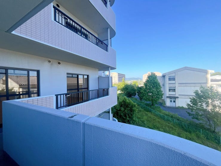 【眺望写真】
5階のお部屋からは、周囲の緑や並び立つマンション、街の景色が一望できる開放的な眺望が広がります!
自然と都市が調和した景色を楽しめ、季節ごとの移ろいも感じられる心地よい住環境です♪