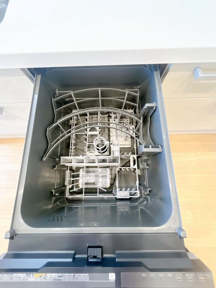 【食器洗い乾燥機】
食器洗いの時間を大幅に短縮できる食洗機付き!
手洗いに比べて、使用する水の量を大幅に節約でき、一度の洗浄で使う水は、手洗いに必要な量の3分の1以下とも言われています!