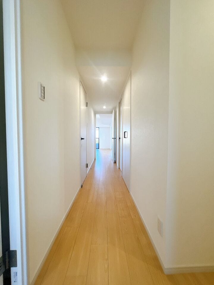 【廊下】
玄関からまっすぐ伸びる廊下が住まいに奥行きを生み、動線もスムーズ♪
突き当たり左に洋室、右にリビングを配置し、プライベートとくつろぎ空間を心地よく分けた住みやすい間取りです!