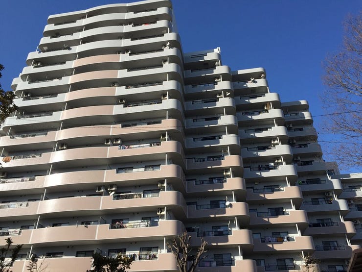 【駐車場】
敷地内には、1台分の承継可能な駐車場を確保しています!
月額7500円で利用できるため、車を所有している方でも新たに駐車場を探す必要がなく、安心してお住まいいただけます♪