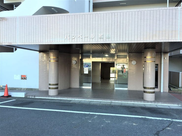 【管理人 日勤】
管理人さんが日中常駐しているため、清掃や点検が行き届き、建物内はいつも清潔で快適♪
また、常に人の目があることで防犯効果も高まり、安心して暮らせる環境が保たれます!