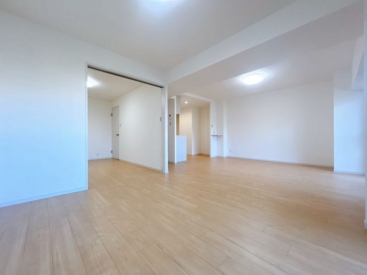 【大きな窓】
大きな窓と光沢のある床が、部屋全体を明るく広く見せてくれます!
自然光がたっぷり差し込み、開放的な空間に♪
汚れも目立ちにくく掃除がしやすいので、毎日気持ちよく過ごせます!