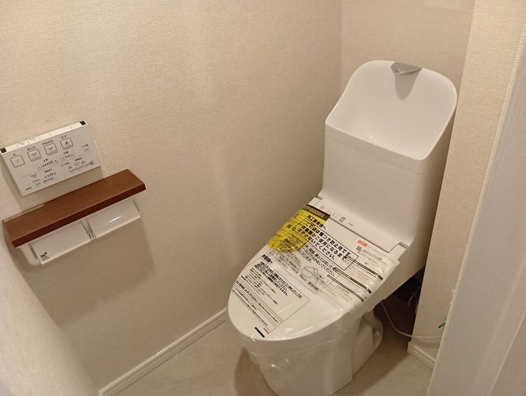 手洗い付きの機能的な温水洗浄便座を完備したトイレ空間。凹凸の少ないプレーンなフォルムで、日々の拭き掃除などのお手入れもスムーズに行えます。