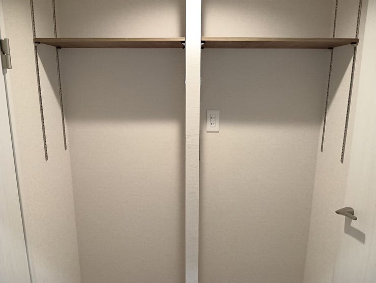 整理整頓に便利な枕棚と可動棚を備えた機能的な収納スペース。コンセントも配置されており、多様なライフスタイルに合わせてスマートに活用できます。