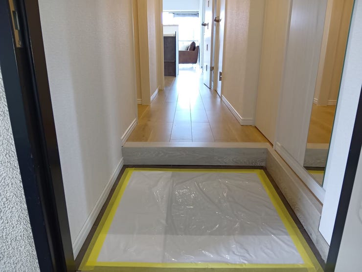居住空間へと続く、質感の美しいフローリングが敷き詰められた廊下。段差を抑えたフラットな設計が、日々のスムーズな生活動線を確保し安全な暮らしを支えます。