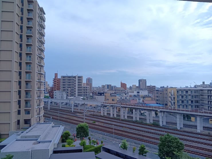 バルコニーからの眺望。周囲の建物との適度な距離感が保たれており、日々のちょっとした気分転換やリラックスタイムに寄り添うプライベートな景色です。