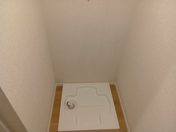 室内設備として防水パンを標準装備した洗濯機置場。万が一の水漏れリスクを軽減し、毎日のランドリーワークを安全かつスムーズに行えるよう配慮されています。