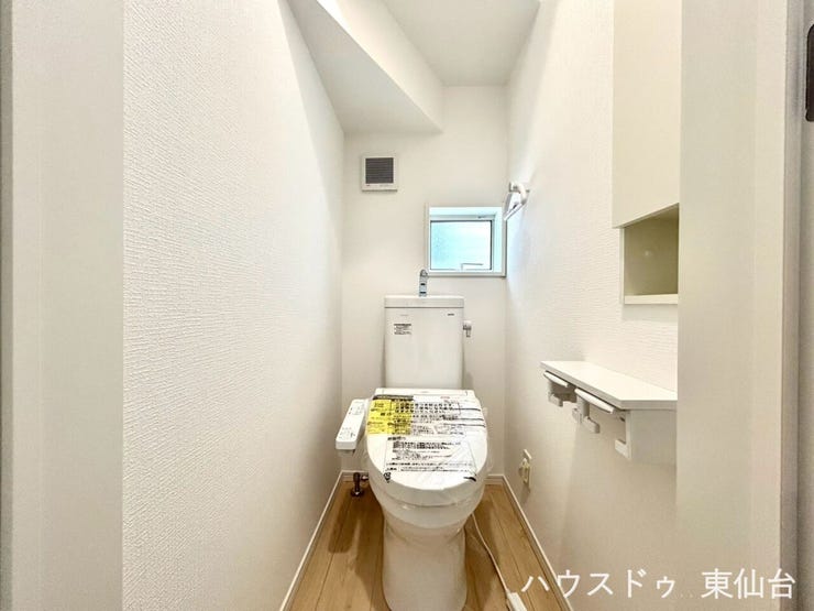 1階温水洗浄機能付きのトイレ♪
2階のトイレも同仕様のトイレがございます◎