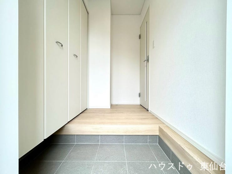 白を基調とした玄関で明るく開放感があります◎