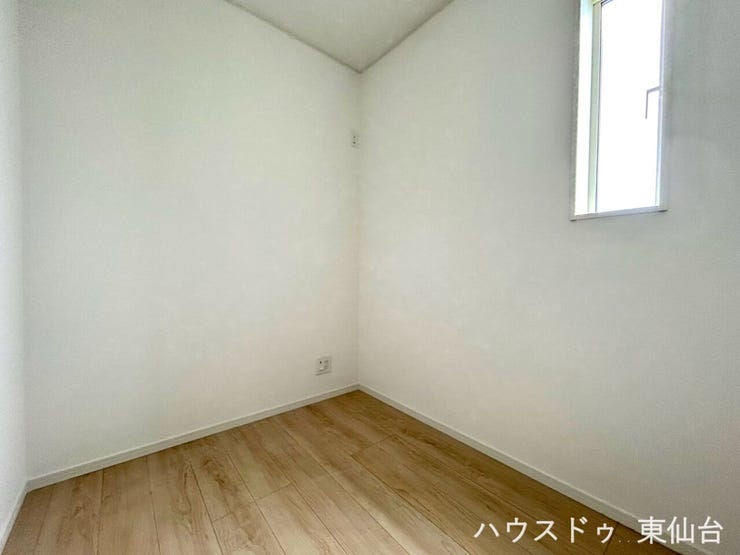 2階にある納戸
書斎としても、収納スペースとしても使える使い勝手の良いスペースです♪