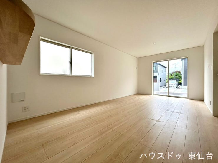 南西の大きな窓からは暖かい日差しが差し込みます◎
前面道路の為日当たり良好です♪