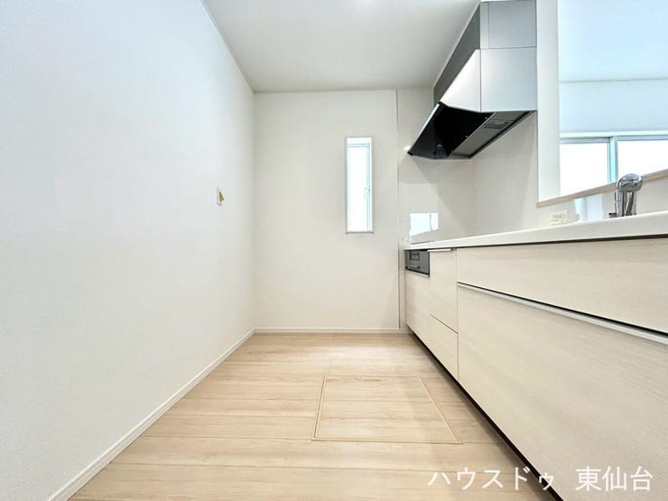 大きな冷蔵庫やカップボードを置いても広々使えるキッチンスペース♪