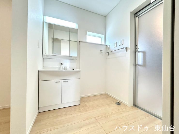 白を基調とした清潔感のある洗面室♪
換気口が片開き扉の上部にありお掃除の手間が省けるだけではなく、見栄えも◎